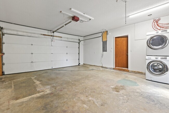 Building Photo - 1382 Center Lake Dr