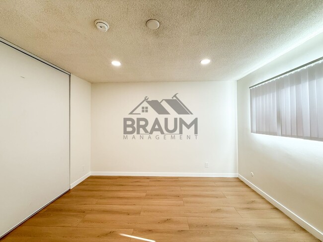 Building Photo - 6039 Whitsett Ave