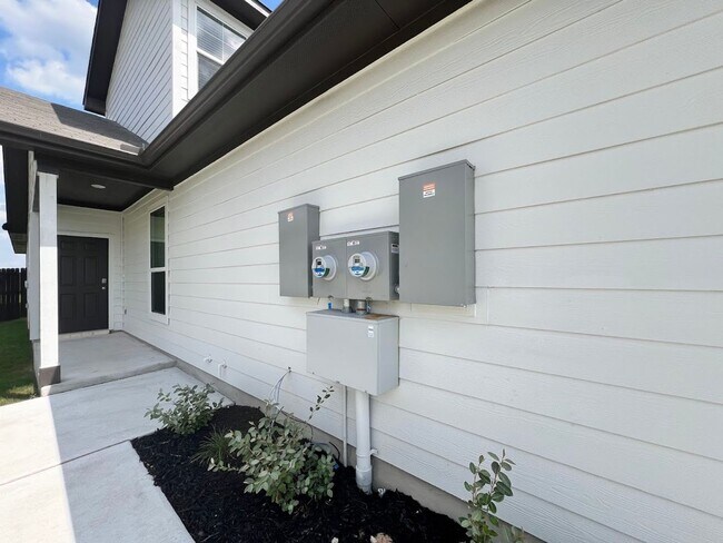 Building Photo - Luxury Duplex South of Austin in Buda