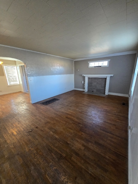 Building Photo - 1523 N Barta Ave