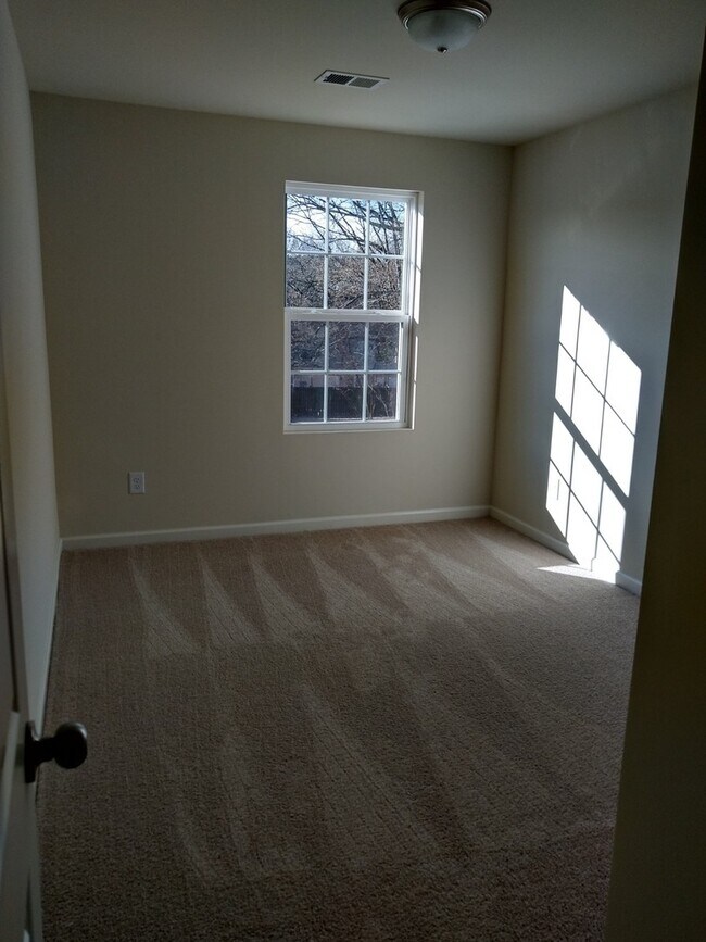 Building Photo - 3 bed/ 2.5 bath!!!
