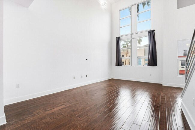 Building Photo - 911 E Santa Ana Blvd