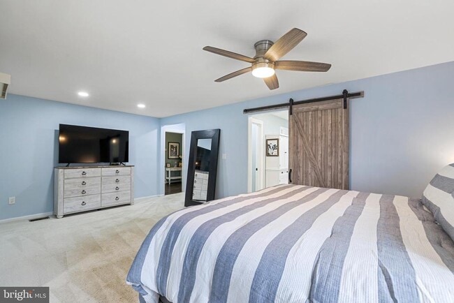 Building Photo - 731 W Country Club Dr