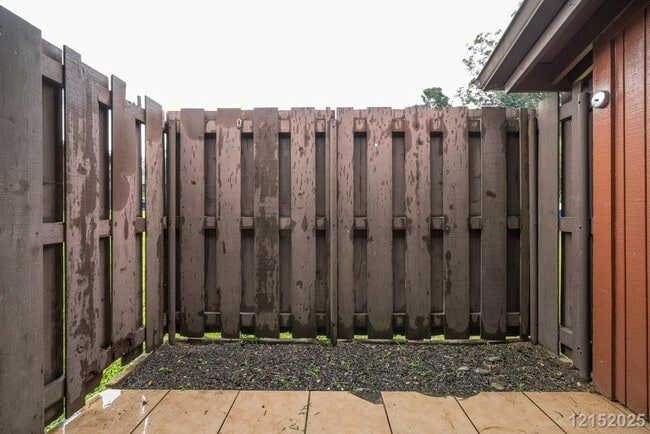 Building Photo - $2900 / 2 Bed/ 1 Bath/ 2 Parking IN HIDDEN VALLEY ESTATES