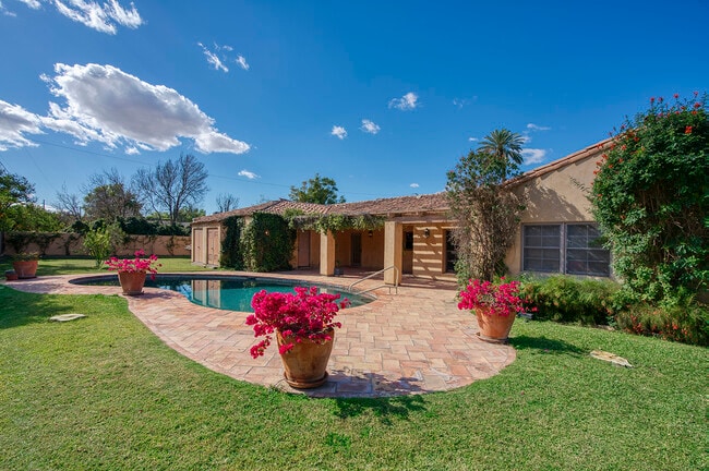 Building Photo - 4049 N 57th Pl