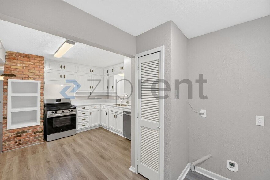 Building Photo - Unit