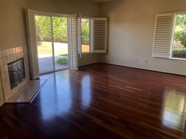 Building Photo - Unbelievable Eastlake Home