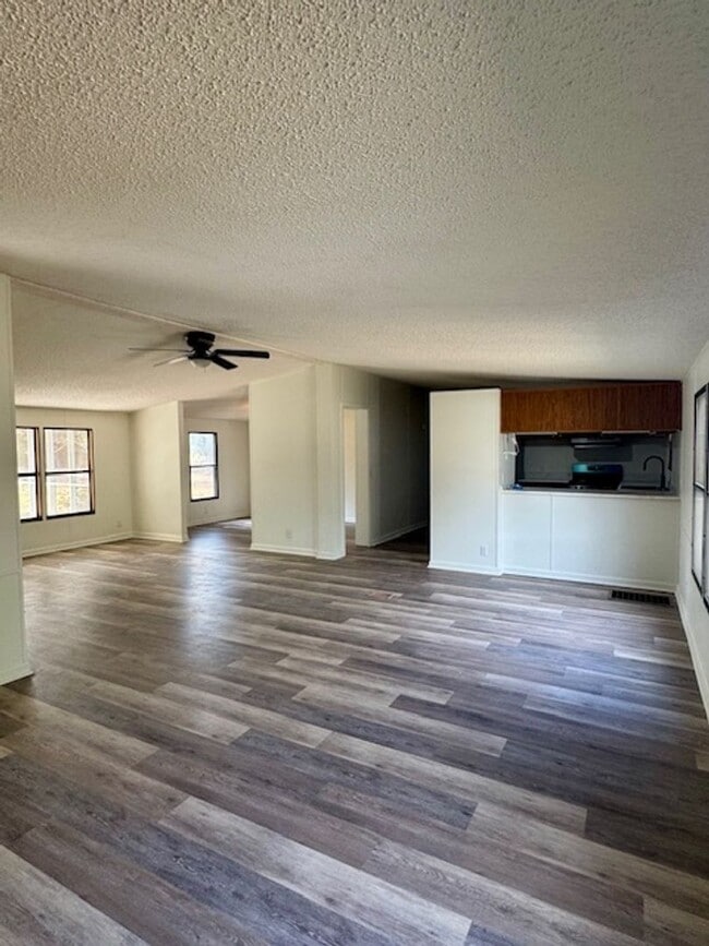 Building Photo - FOR RENT