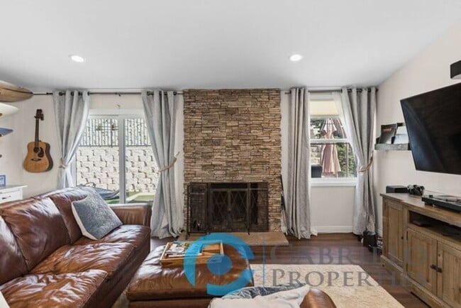 Building Photo - 2047 Finch Ln