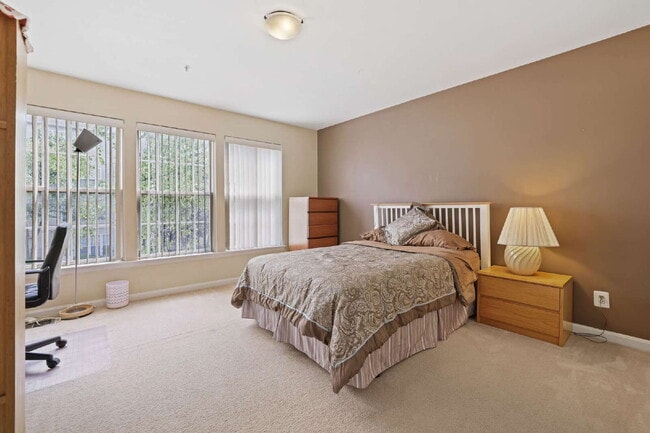 Building Photo - Spacious, Private AND Convenient 2-Level C...
