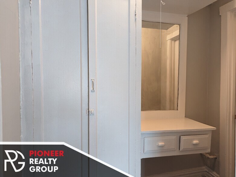 Building Photo - 429 W Roscoe St