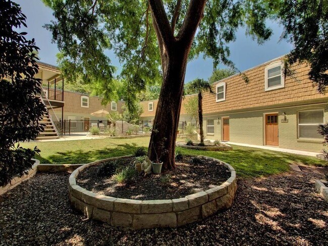 Building Photo - 1500 East Side Dr