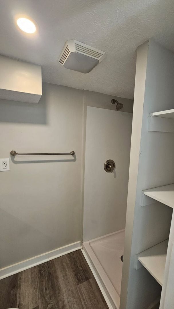 Building Photo - 4 bed 2 bath