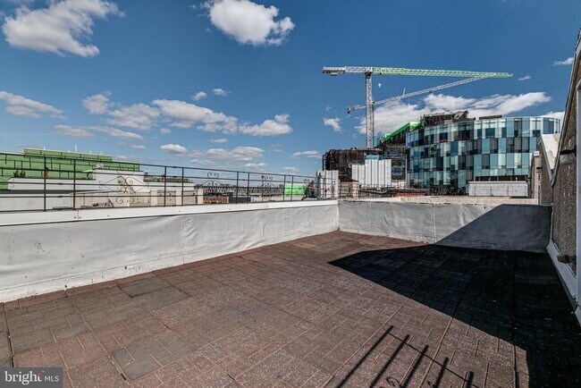 Building Photo - 220 W George St