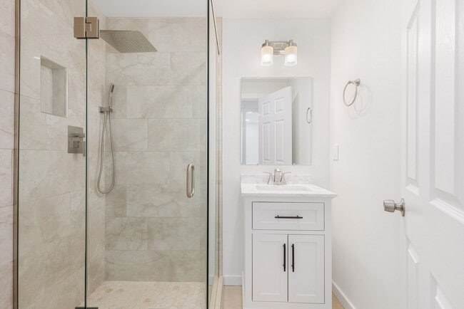 Building Photo - Gorgeous Fully Renovated 5 Bedroom Redmond/Bellevue/Kirkland Border