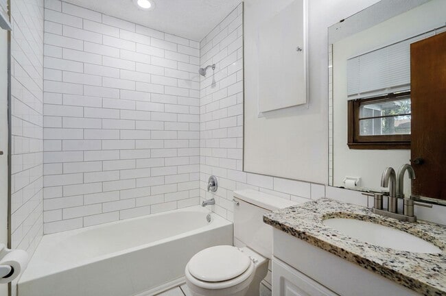 Building Photo - Charming 3 Bedroom House in Springfield!