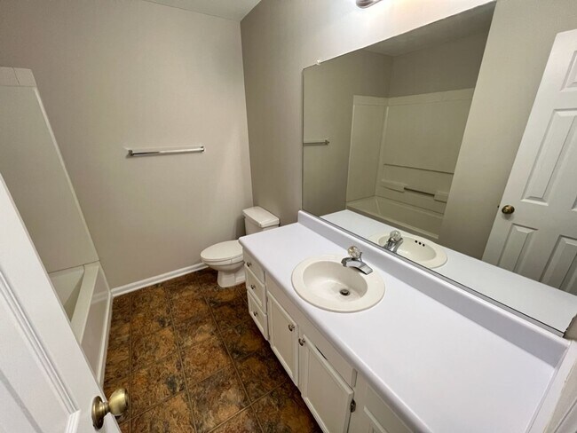 Building Photo - Adorable 2 Bed Townhome Convenient to Duke...