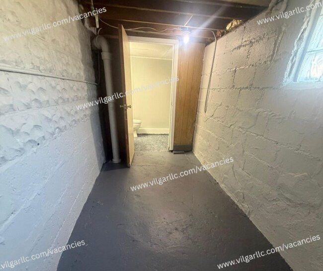 Building Photo - FOR RENT — SPACIOUS 3 BED / 1.5 BATH HOME