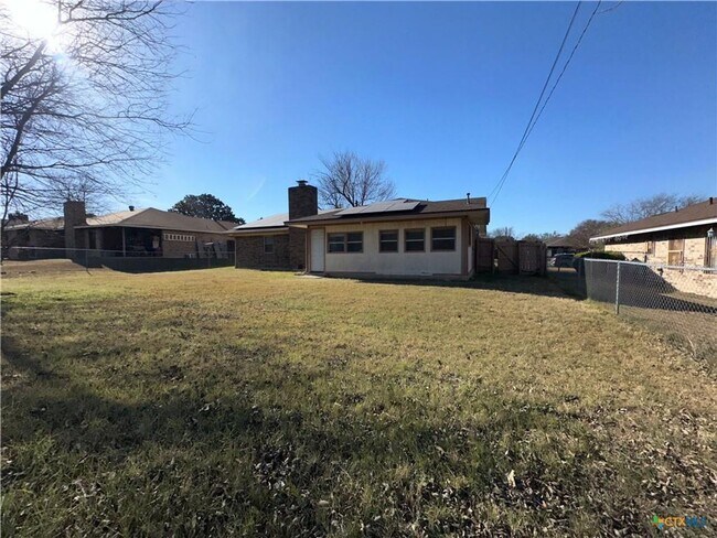 Building Photo - Spacious 3 Bedroom Home with Sunroom & Large Backyard