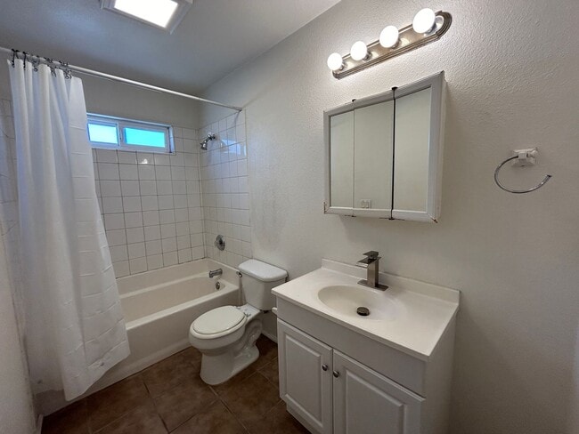 Building Photo - MASSIVE 6 bed 3 bath house in Prime Locati...