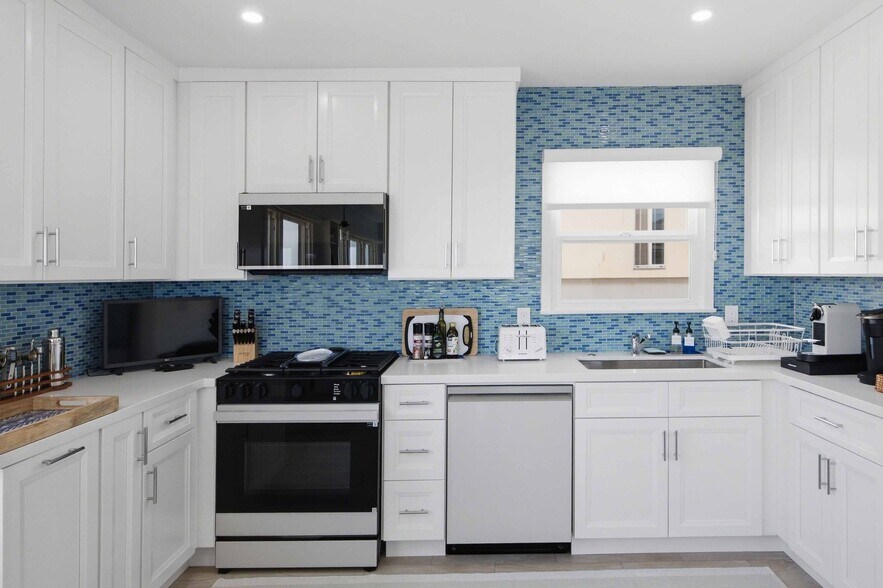 Building Photo - 2221 Bayview Dr