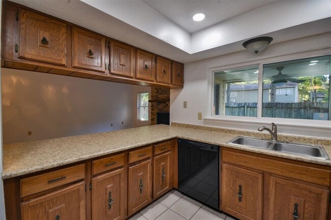 Building Photo - 3210 River Valley Dr