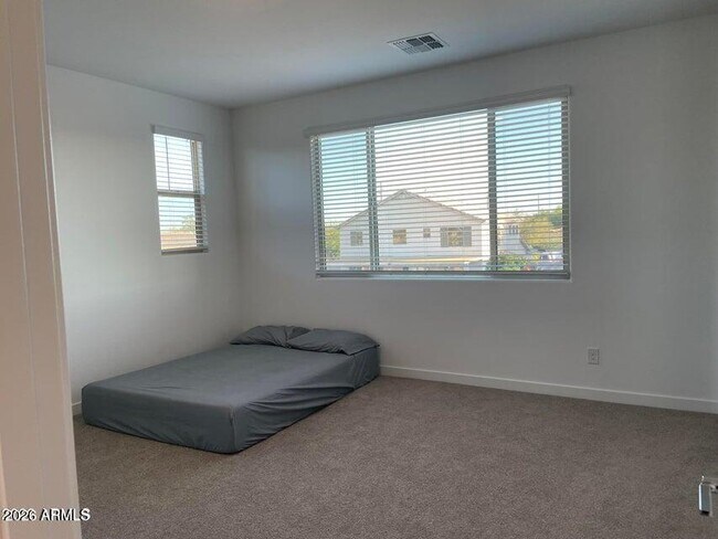 Building Photo - 9115 W Glenrosa Ave