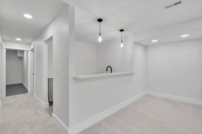 Building Photo - "Luxurious 6-Bed, 6-Bath Arlington Retreat...