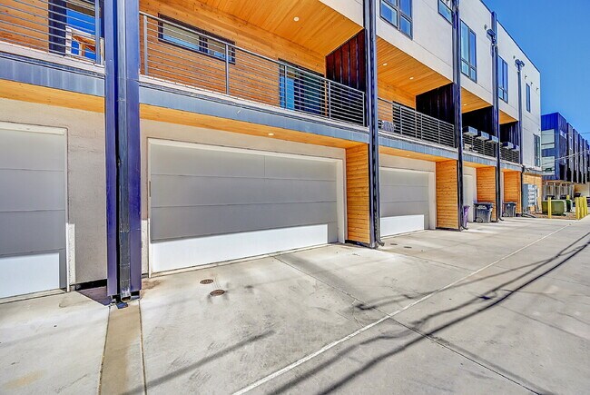 Building Photo - $3,400.00 - 2 Bedrooms, 3 Bathrooms, Townh...