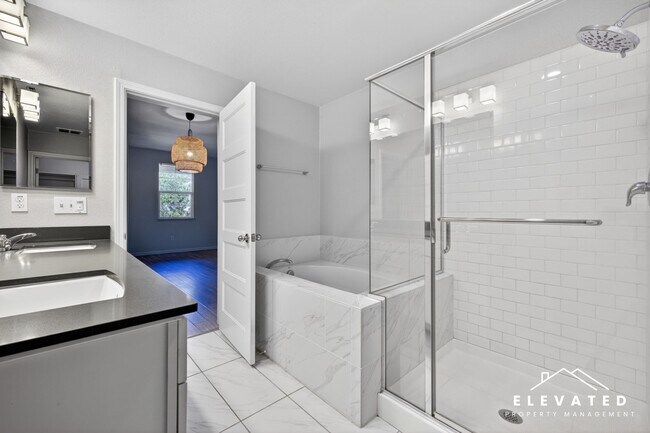 Building Photo - 611 Jade St