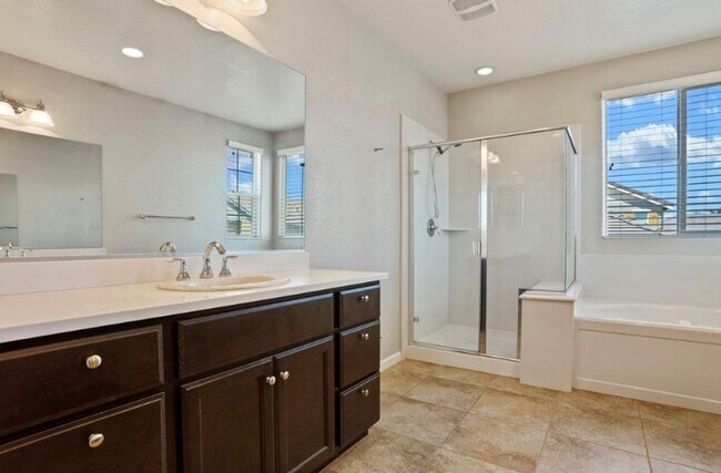 Building Photo - Beautiful 5 Bedroom, 3 Bath Tracy Home / B...