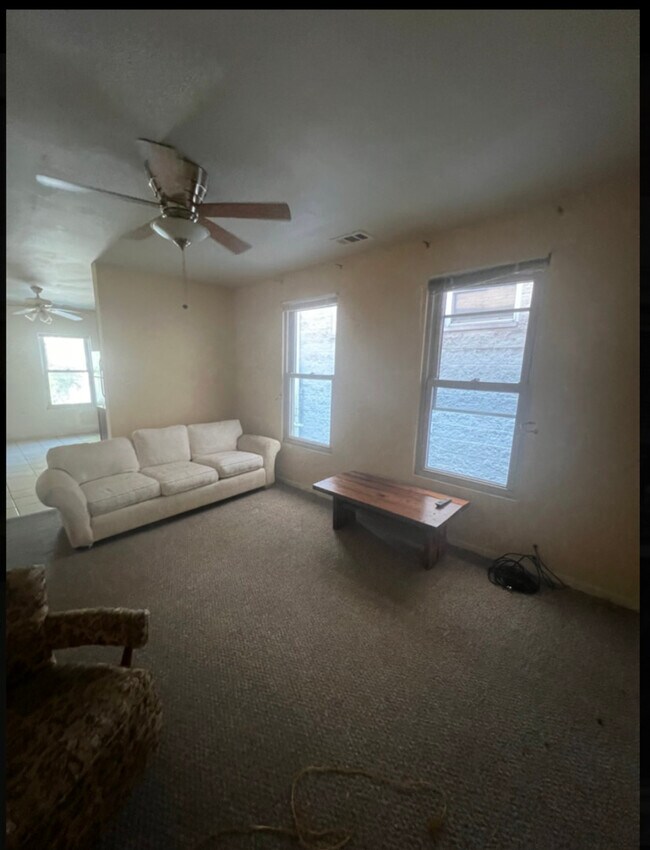 Building Photo - 821 N Hermitage Ave