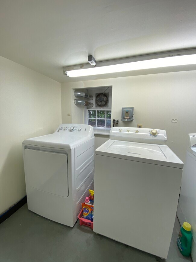 Building Photo - 141 Narragansett Ave