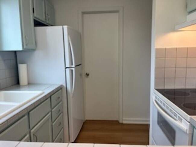 Building Photo - **Bright & Updated 2-Bedroom Condo with Water View in Friday Harbor!**