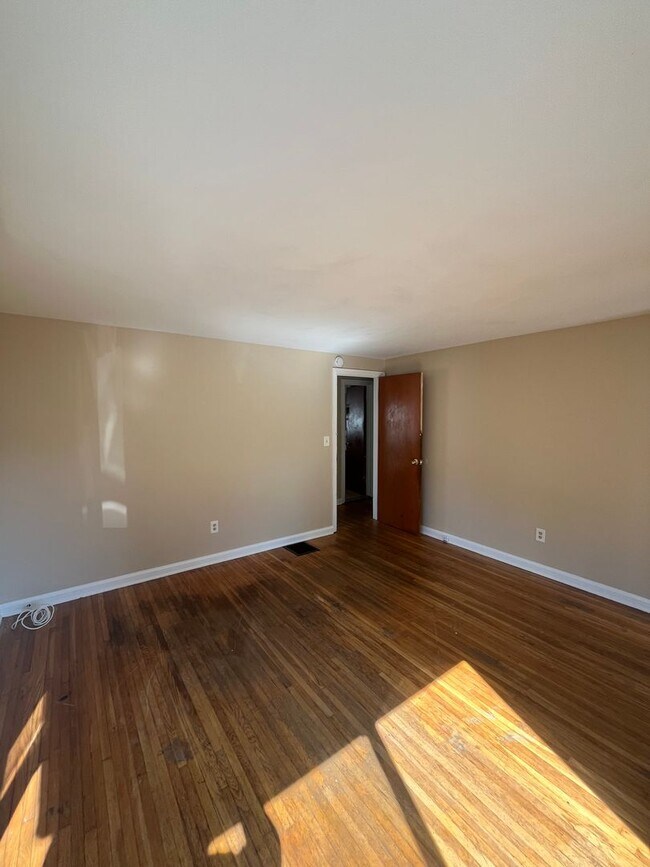 Building Photo - Comfortable 2-Bedroom Single-Family Home with Washer/Dryer Hookups