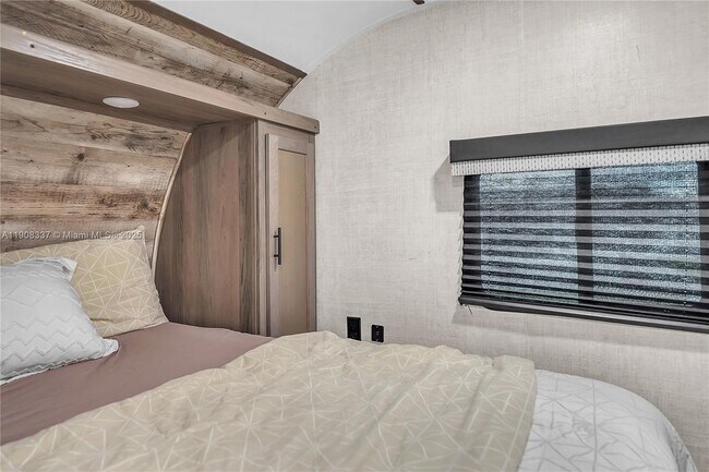 Building Photo - 6036 Polk St