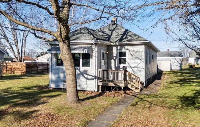 Primary Photo - 121 Oak St