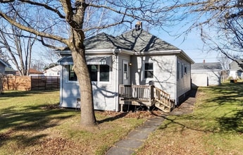 Building Photo - 121 Oak St