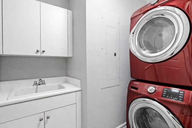 Building Photo - 701 S Olive Ave