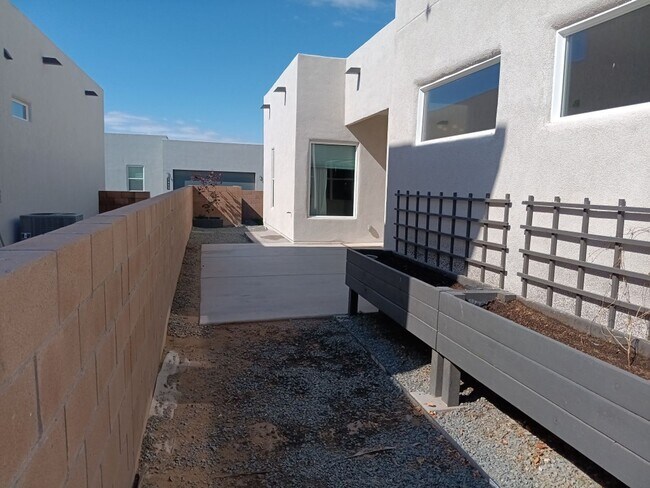 Building Photo - Stunning 4-bedroom, 3.5-bathroom home loca...