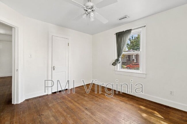 Building Photo - 858 W 47th St