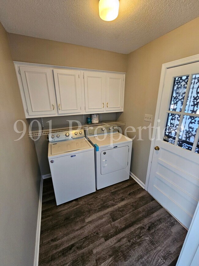 Building Photo - 2601 Camrose Cove