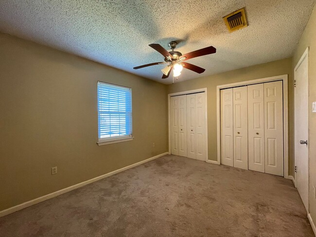 Building Photo - Condo: Jefferson Towne