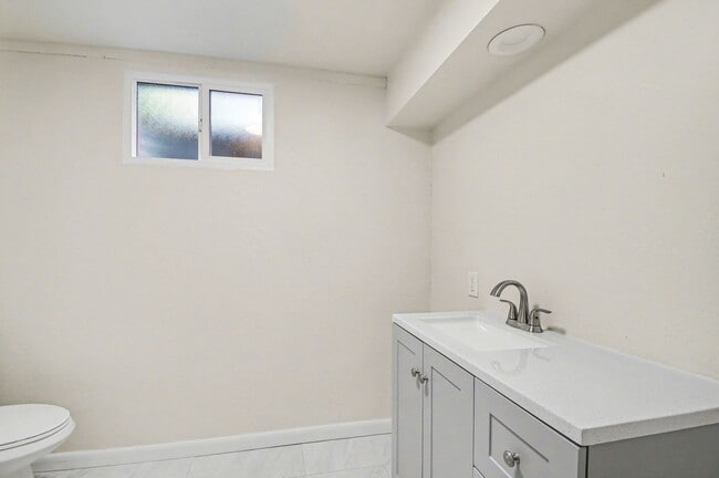 Building Photo - Students Welcome!! Updated 6 Bedroom, close to campus!! Flexible Move In Date (May, June, July or...