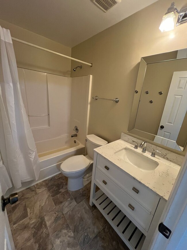 Building Photo - Large spacious Townhouse just blocks from ...