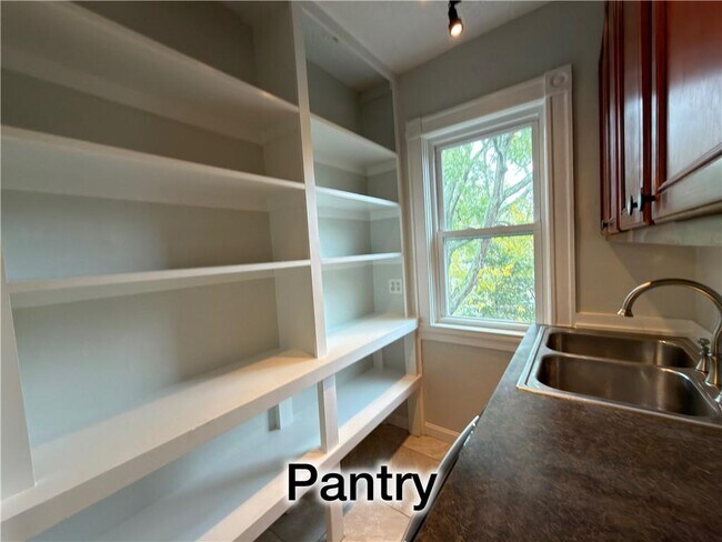 Building Photo - 38 Rebekah St