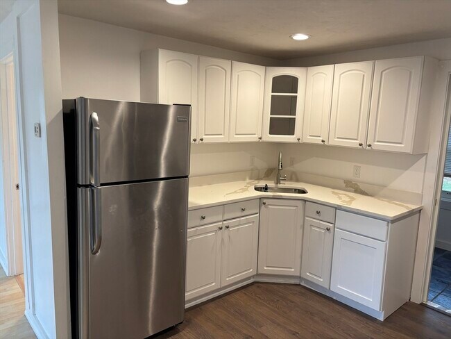 Building Photo - 39 Raymond St