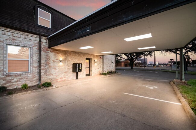 Building Photo - The Courtyard Lofts ~ Two Bedroom Apartment
