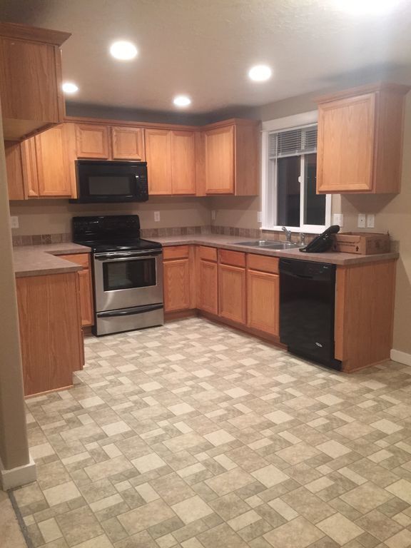 Building Photo - 3 bed/2 bath in Clover Ridge with AC, fenc...