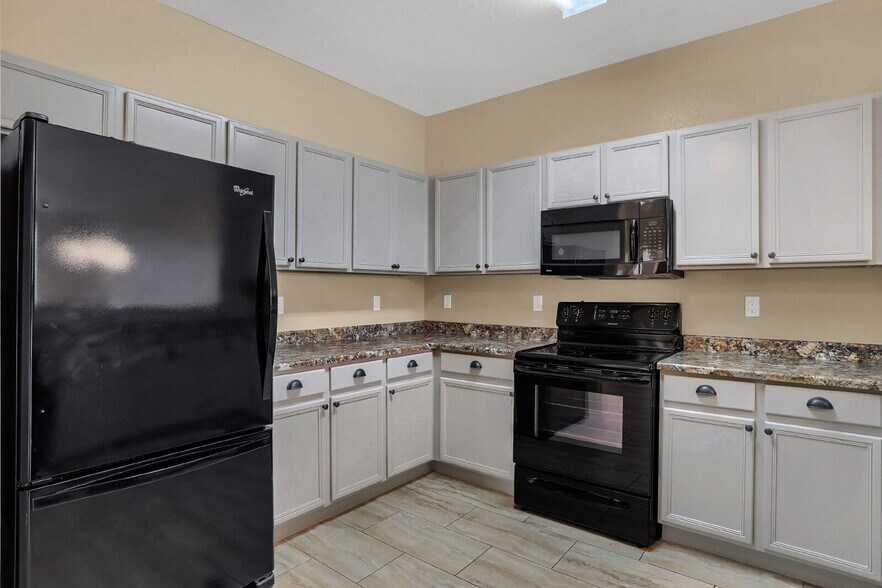 Building Photo - Bright & Spacious 3-Bed Townhome Just 15 M...